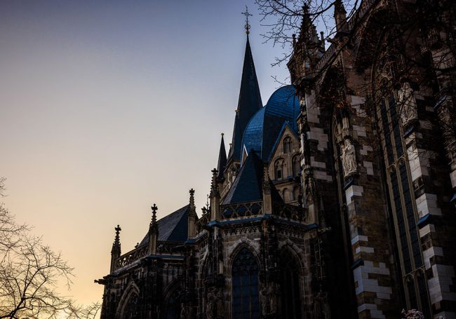 Dom Aachen von der Seite