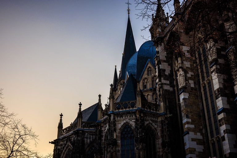 Dom Aachen von der Seite
