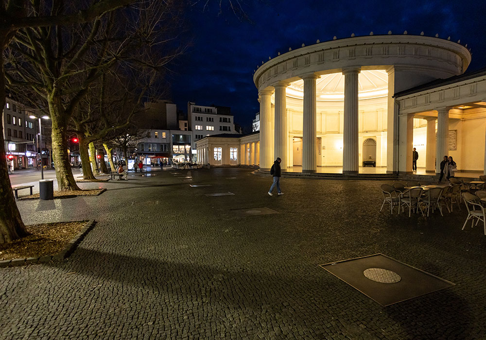 Elisenbrunnen Aachen von der Seite bei Nacht