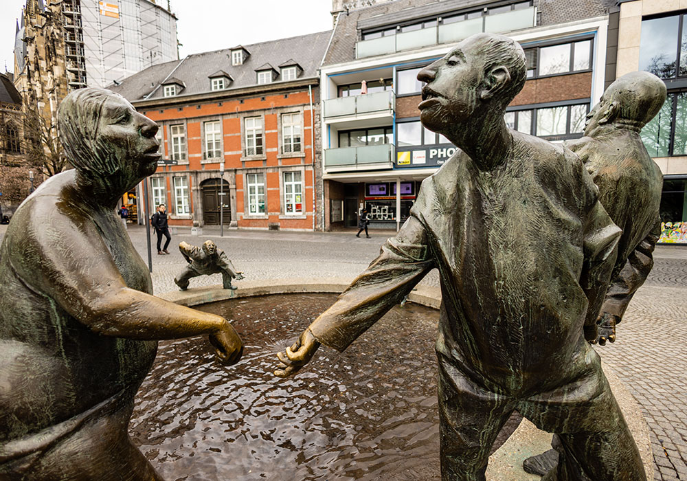 Brunnen Kreislauf des Geldes Aachen von Nahem