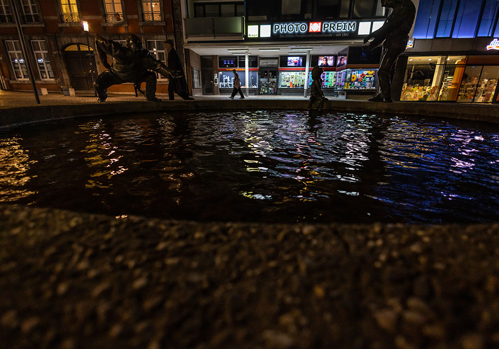 Brunnen Kreislauf des Geldes Aachen bei Nacht