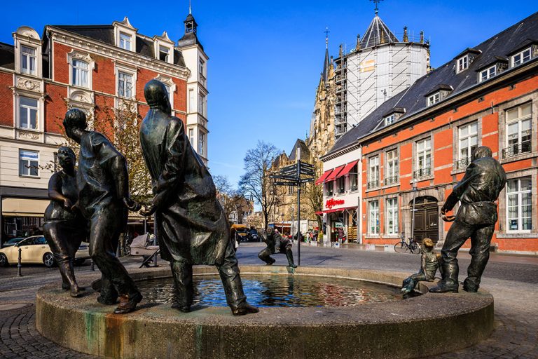 Brunnen Kreislauf des Geldes Aachen von Vorne