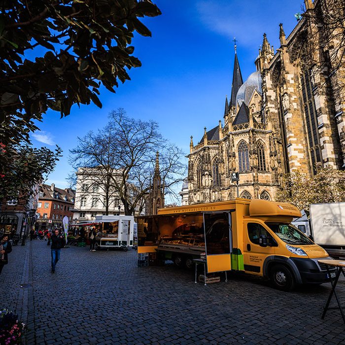 Dom Aachen von der Seite