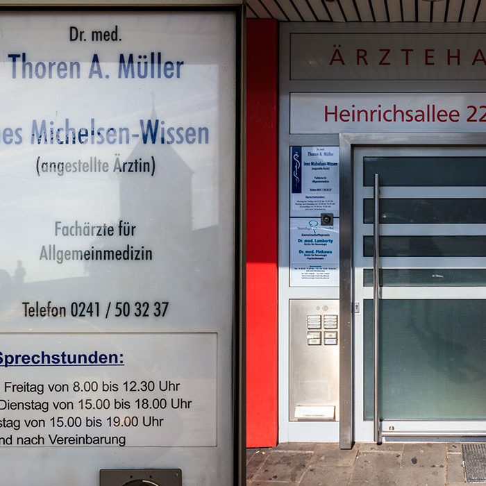 Hausarzt Dr. med. Thoren Müller Aachen von Vorne