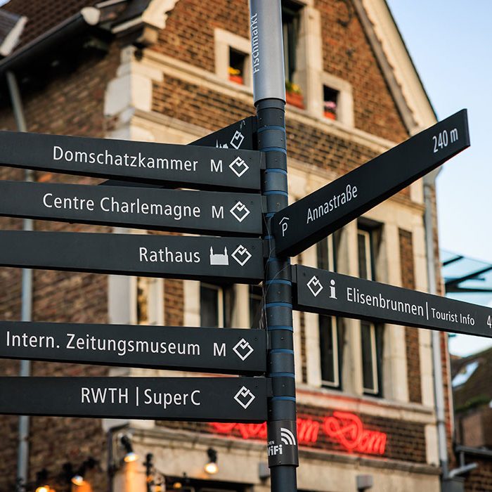 Wegweiser Aachen von Vorne