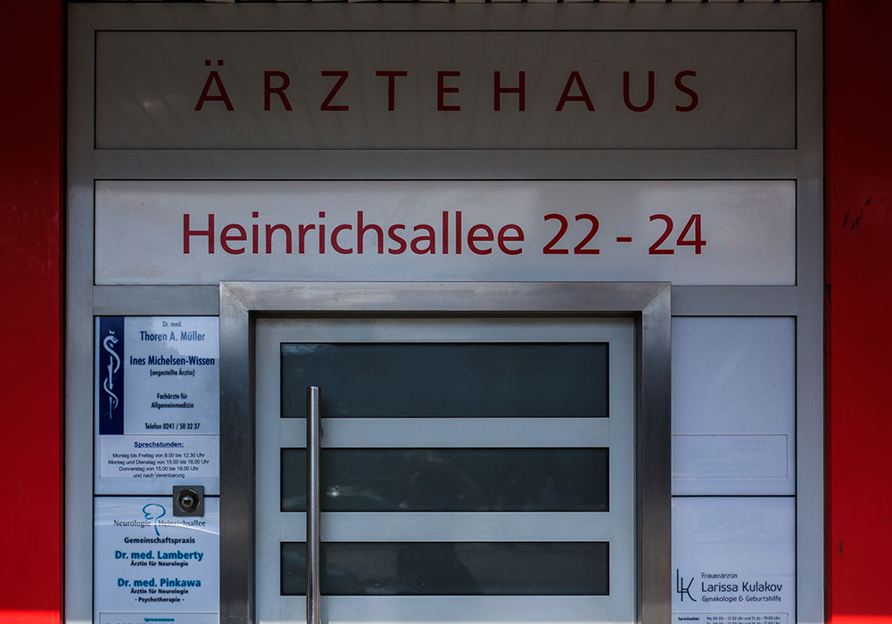 Hausarzt Dr. med. Thoren Müller Aachen von Vorne