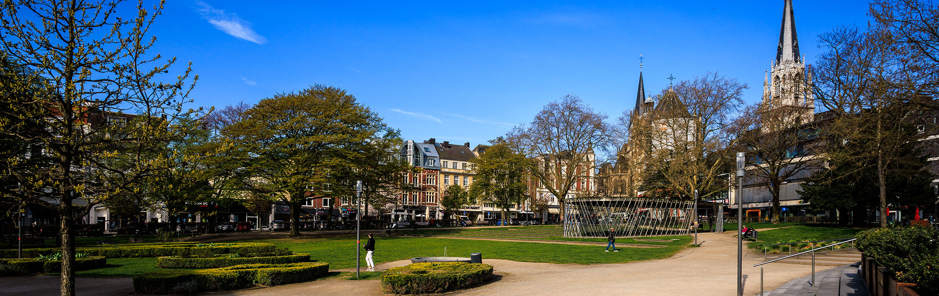 Aachener Park am Tag.