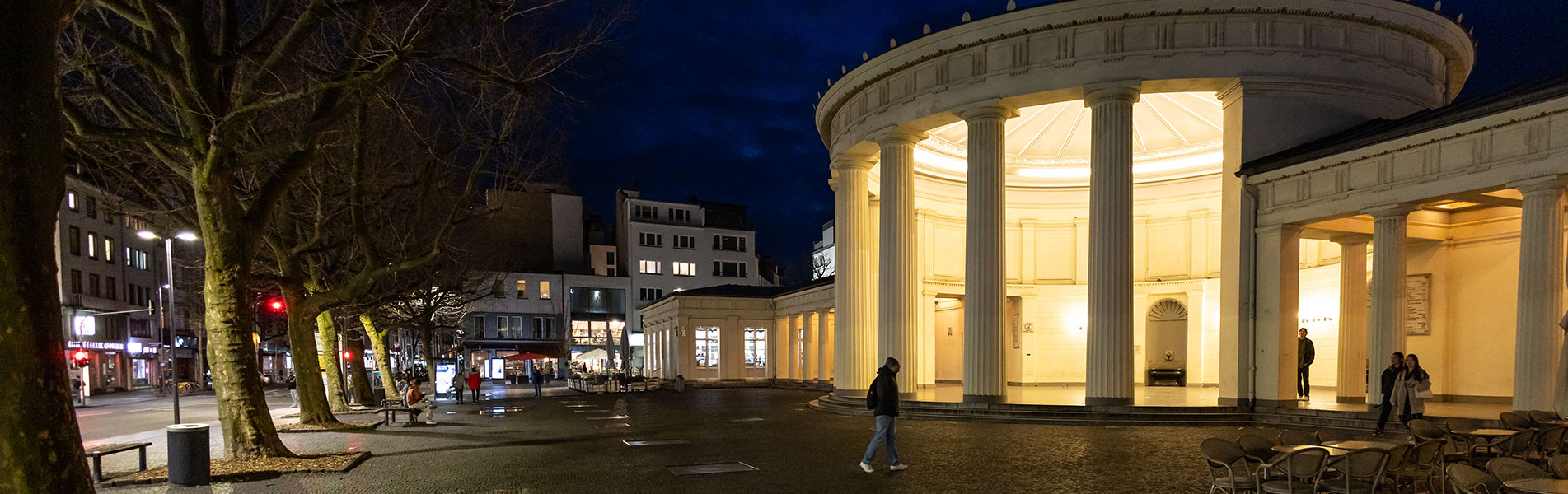 Aachener Elisenbrunnen bei Nacht.