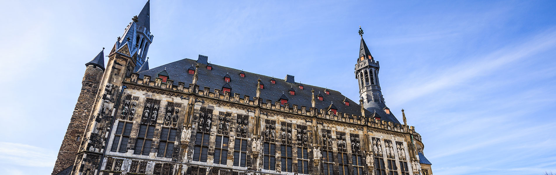 Aachener Rathaus Dach bei Tag.