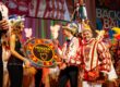 Karnevalsprinz Lukas I. (Lukas Brepols) bei der Überreichung des Prinzenjetons auf dem Aachener Bäckerball, umgeben von Tanzgarde und Bühnenfiguren
