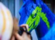 Detailaufnahme eines blau-grün bemalten Pferdemodells beim Airbrushen im Rahmen des CHIO Aachen