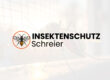 Logo von Insektenschutz Schreier mit stilisierter Mücke im Kreis vor einem Mückenmotiv im Hintergrund