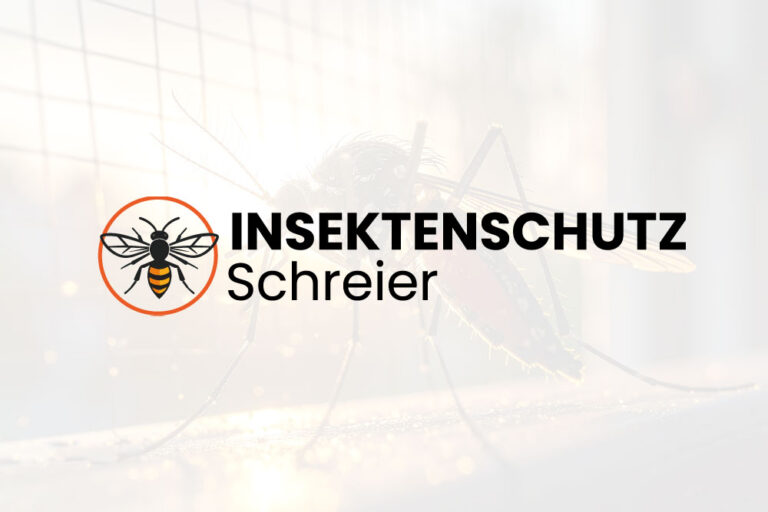 Logo von Insektenschutz Schreier mit stilisierter Mücke im Kreis vor einem Mückenmotiv im Hintergrund