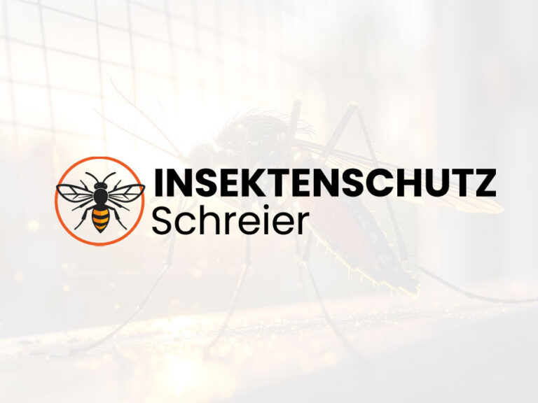 Logo von Insektenschutz Schreier mit stilisierter Mücke im Kreis vor einem Mückenmotiv im Hintergrund