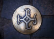 Bronzenagel mit dem Karolus-Monogramm im Kopfsteinpflaster der Aachener Altstadt