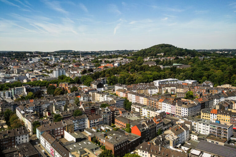 Luftaufnahme Lousberg Aachen Luftaufnahme des Lousbergs mit seiner markanten grünen Kuppe über den Dächern der Aachener Innenstadt