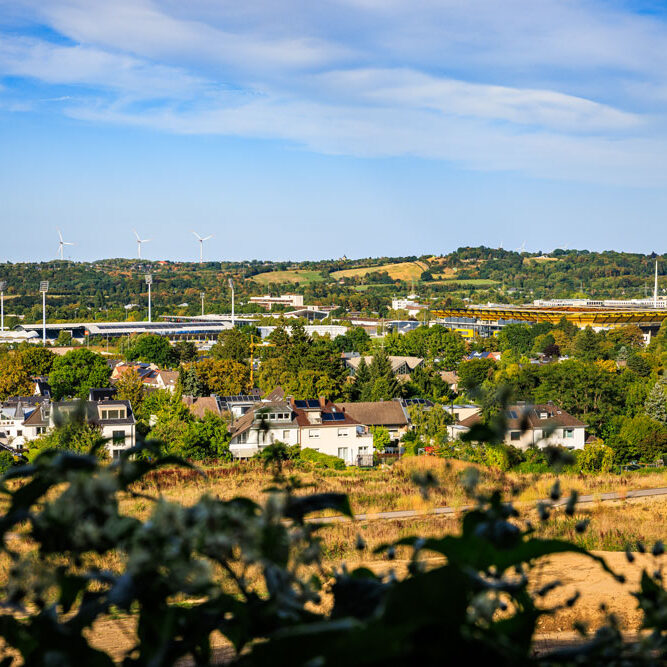 Panoramablick vom Lousberg über Aachen mit Sportstadion und Windrädern am Horizont