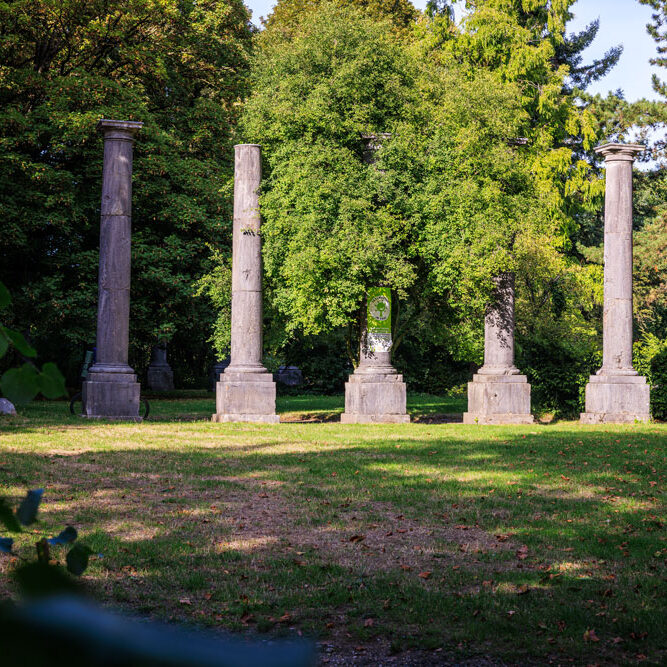 Klassizistisches Säulenensemble im Park des Lousbergs, umgeben von altem Baumbestand