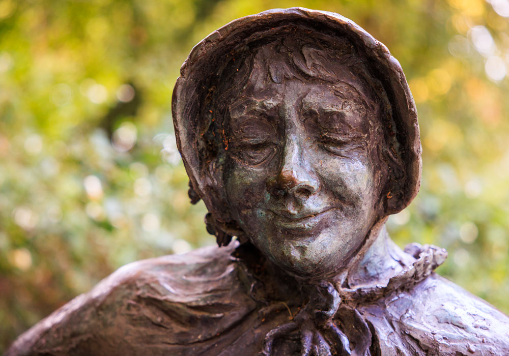 Nahaufnahme der Bronzestatue der Bauersfrau am Lousberg-Denkmal, lächelndes Gesicht mit Kopftuch