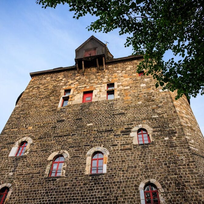 Blick von unten auf den Turm des Marschiertors mit rot gerahmten Fenstern