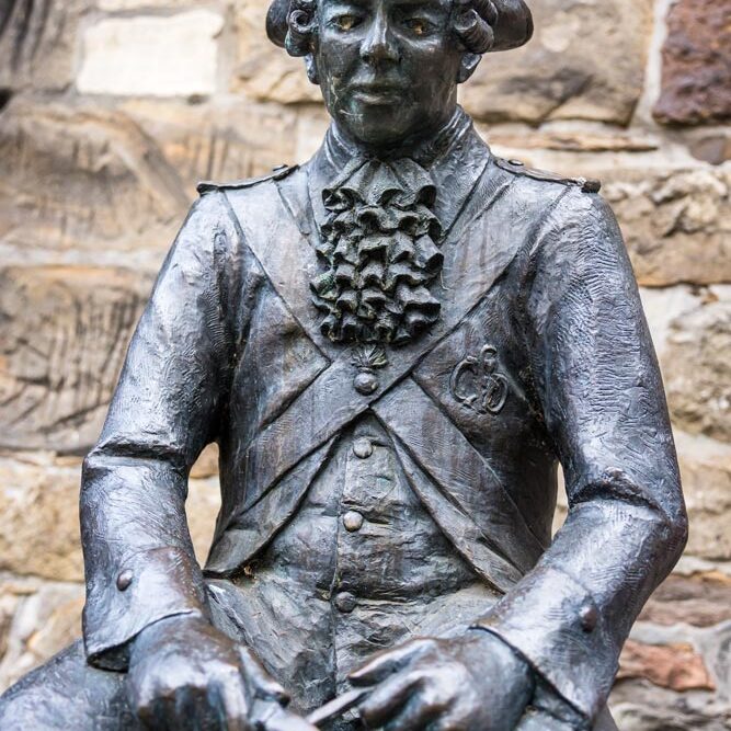 Nahaufnahme der Pennsoldat-Statue am Marschiertor mit Dreispitz-Hut und geschnitztem Holzpinn in der Hand