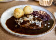 Öcher Sauerbraten im Postwagen Zum Ratskeller: geschmorte Rinderscheibe mit gerösteten Mandelblättchen, dazu zwei Kartoffelklöße und Apfelrotkohl