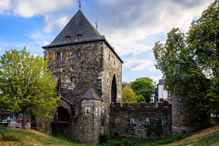 Ponttor Aachen – Außenansicht Außenansicht des Aachener Ponttors mit Turm, Zinnenmauer und Grünfläche im Vordergrund