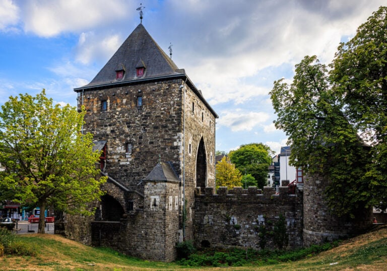 Ponttor Aachen – Außenansicht Außenansicht des Aachener Ponttors mit Turm, Zinnenmauer und Grünfläche im Vordergrund