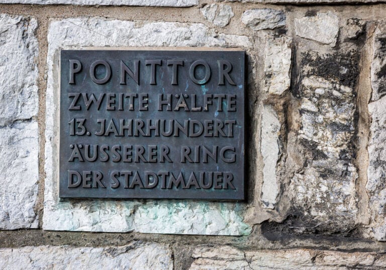 Bronzetafel am Ponttor mit der Inschrift „Ponttor, zweite Hälfte 13. Jahrhundert, äußerer Ring der Stadtmauer"