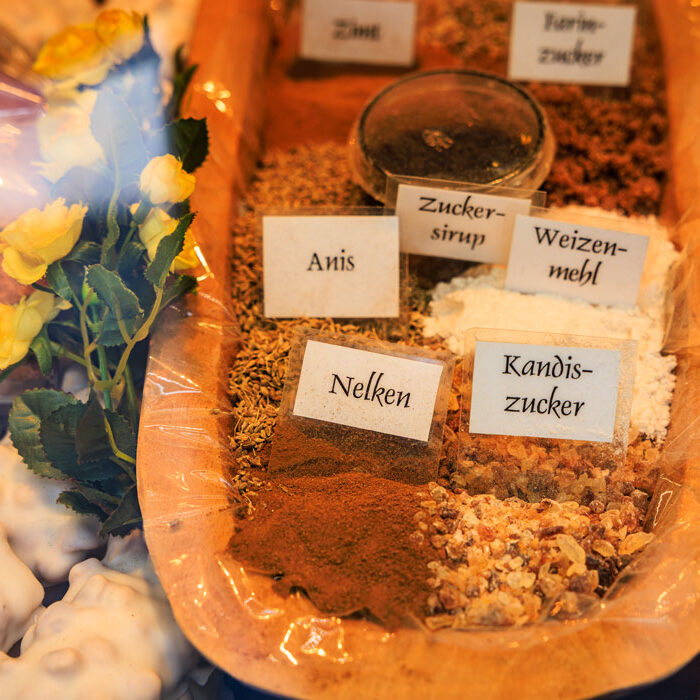 Zutatenschale bei Printen Klein mit den klassischen Printen-Gewürzen Anis, Nelken, Weizenmehl, Kandiszucker und Zuckersirup