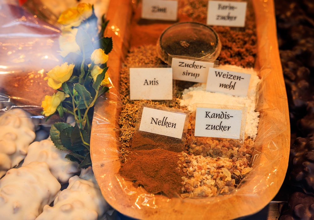 Zutatenschale bei Printen Klein mit den klassischen Printen-Gewürzen Anis, Nelken, Weizenmehl, Kandiszucker und Zuckersirup