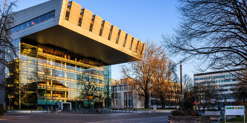 Das SuperC der RWTH Aachen mit auskragender Glasfassade im Abendlicht, Blick vom Campus Mitte.