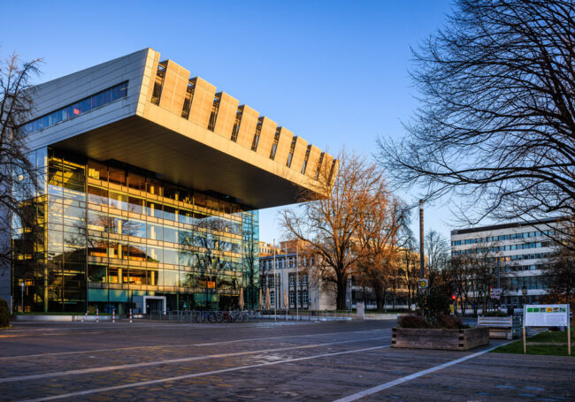 Das SuperC der RWTH Aachen mit auskragender Glasfassade im Abendlicht, Blick vom Campus Mitte.
