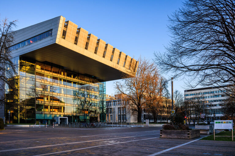 Das SuperC der RWTH Aachen mit auskragender Glasfassade im Abendlicht, Blick vom Campus Mitte.
