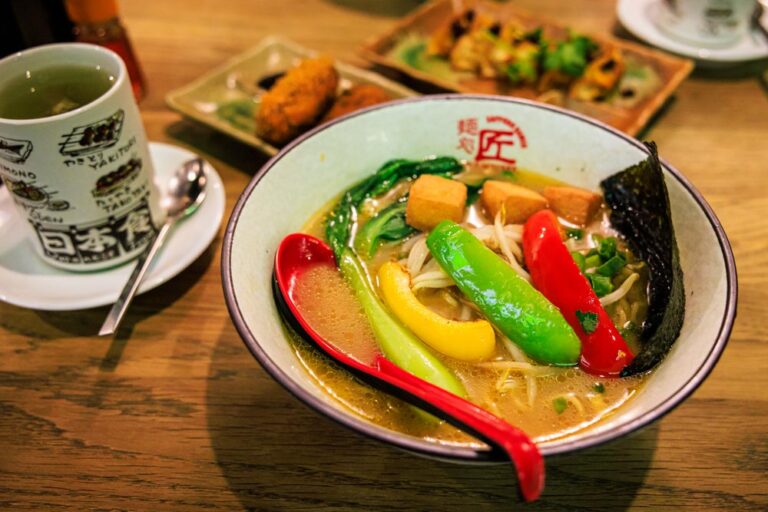 Vegan Miso Ramen bei Takumi Aachen mit Tofu, Paprikastreifen, Sojasprossen und Nori-Blatt in würziger Miso-Brühe