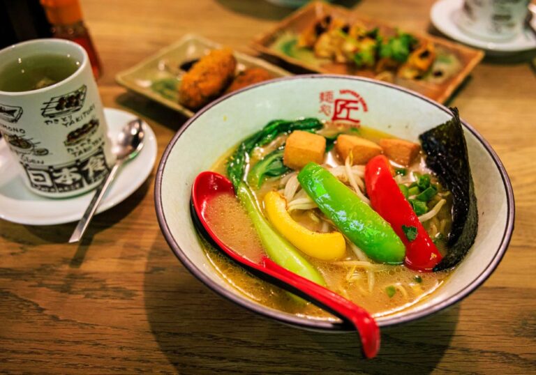 Vegan Miso Ramen bei Takumi Aachen mit Tofu, Paprikastreifen, Sojasprossen und Nori-Blatt in würziger Miso-Brühe