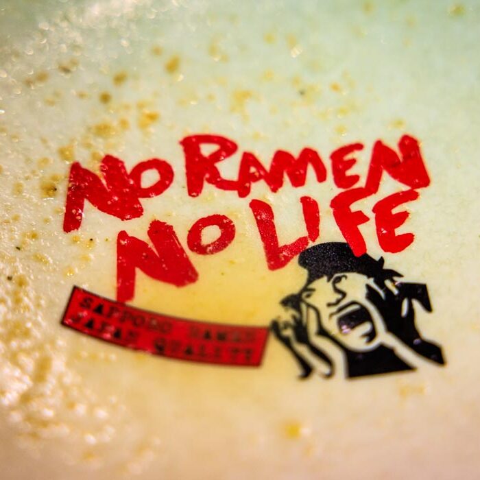 Nahaufnahme des Schüsselbodens bei Takumi Aachen mit Aufdruck „No Ramen No Life – Sapporo Ramen Japan Quality"