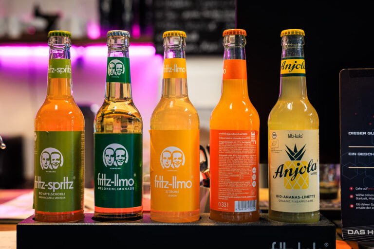 Fünf Flaschen fritz-spritz, fritz-limo und Anjola Bio-Ananas-Limette auf der Theke im Blauwal VR-Café Aachen