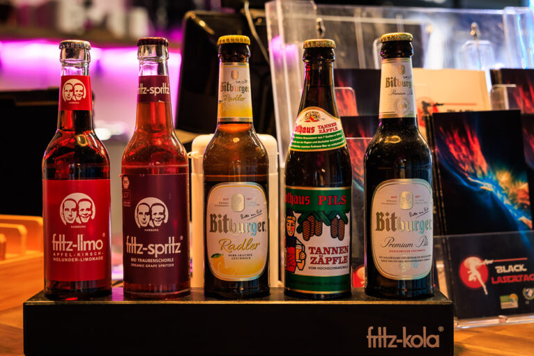 Flaschen fritz-limo, fritz-spritz, Bitburger Radler, Rothaus Tannenzäpfle und Bitburger Pils im Blauwal VR-Café Aachen